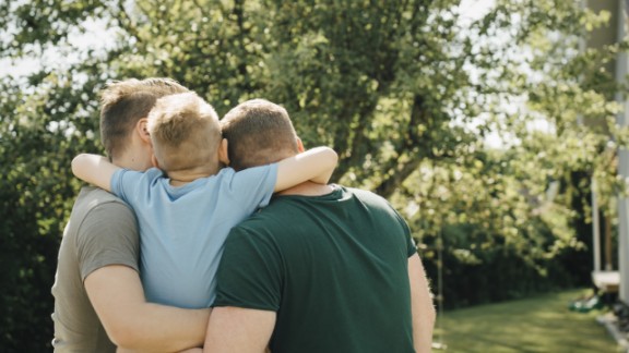 Fædre krammer deres barn