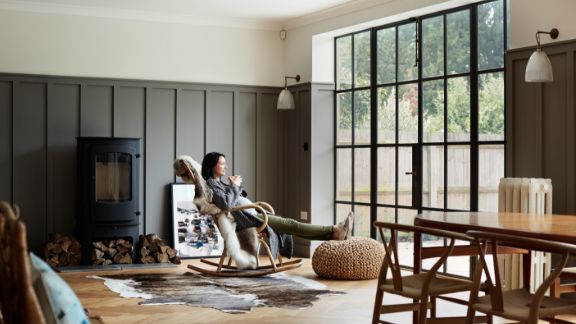 Gravid_kvinde_i_stue_article-card_576x324