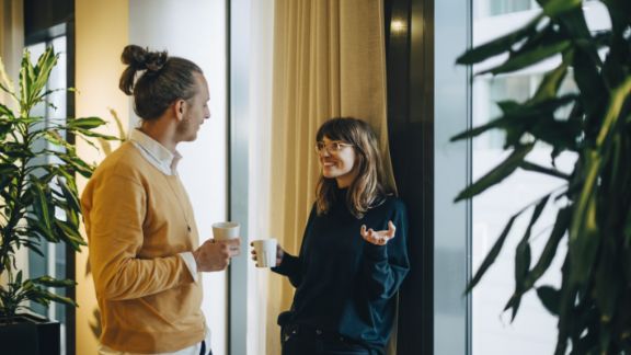 Kolleger_snakker_indenfor_article-card_576x324