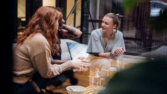 Kolleger_spiser_frokost_article-card_576x324