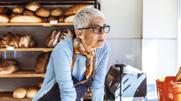 Kvinde på arbejde i bageri