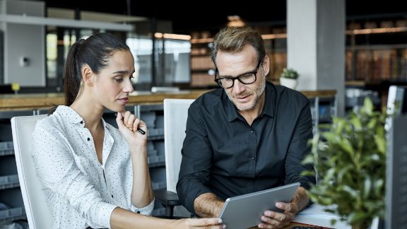 Kvinde_mand_med_computer_article-card_576x324