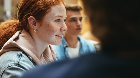 Pige smiler fra siden