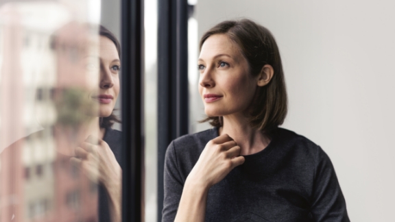 Kvinde_kigger_ud_3_feature_576x324