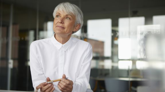 Kvinde_kigger_ud_feature_576x324