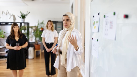 Kvinde med tørklæde holder præsentation
