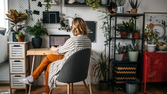 Kvinde_ved_skrivebord_feature_576x324
