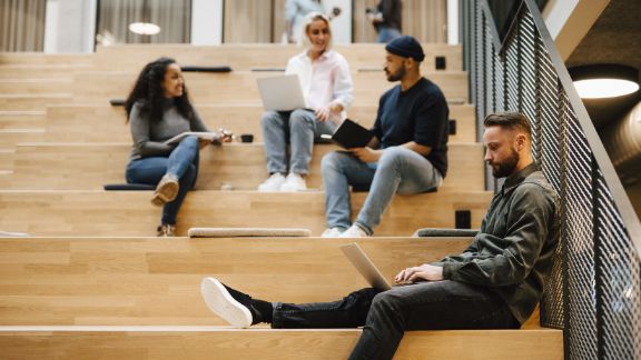 Mand_arbejder_p_trappe_feature_576x324