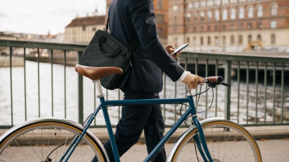 Mand_cykel_bro_feature_576x324