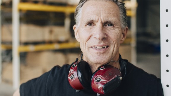 Kvinde med høreværn på varelager