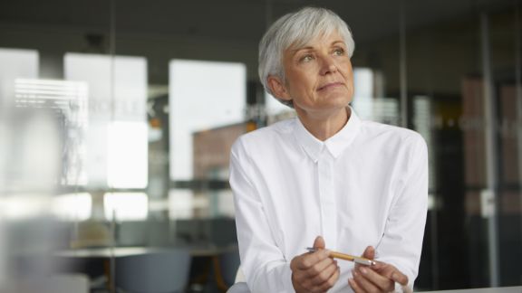 Kvinde_kigger_ud_text-image-50_50_576x324