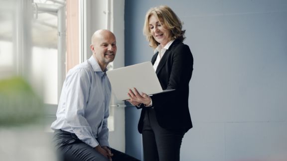 Kvinde_mand_kigger_p_laptop_text-image-50_50_576x324