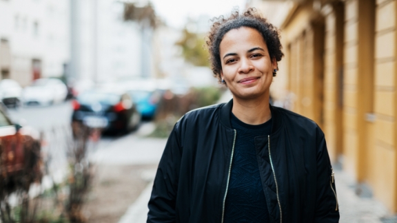 Kvinde_paa_gaden_smiler_text-image-50_50_576x324