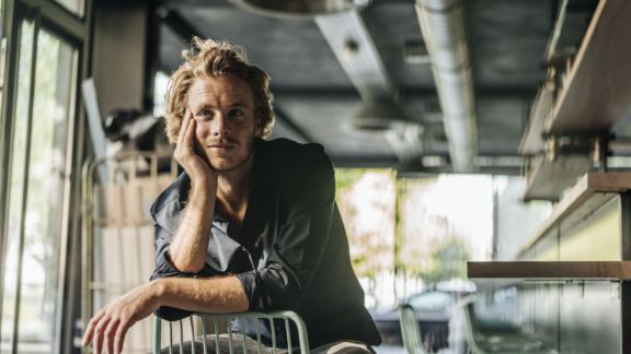 Mand_laener_op_ad_stol_text-image-50_50_576x324