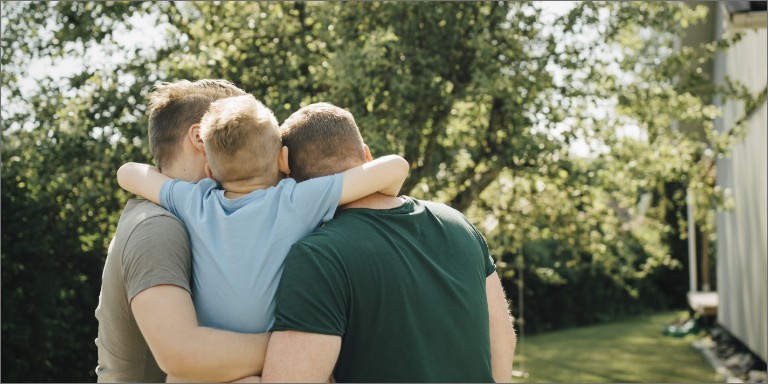 Fædre krammer deres barn