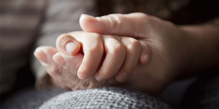 Haender_holder_i_haand_content-header_768x384