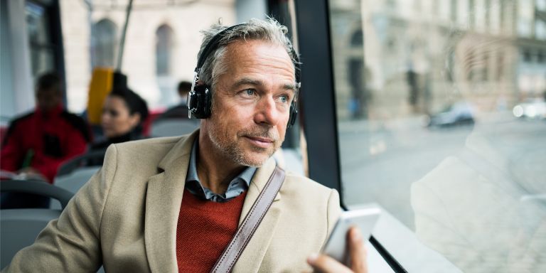 Mand_kigger_ud_i_bus_content-header_768x384