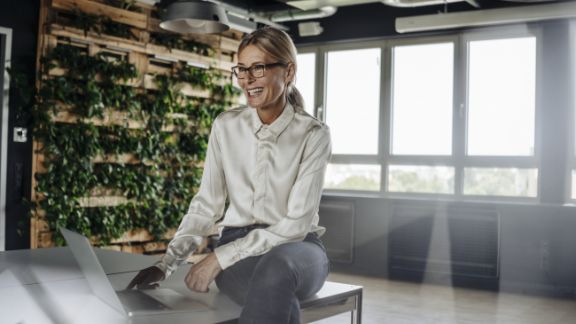 Kvinde_griner_computer_article-card_576x324