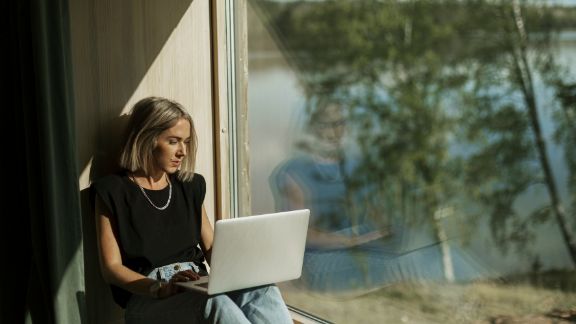 Kvinde_i_vindeskram_computer_article-card_576x324