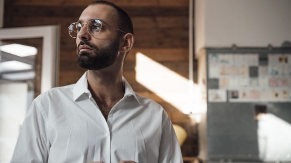 Mand_med_briller_telefon_article-card_576x324