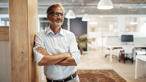 Mand_med_krydsede_arme_article-card_576x324