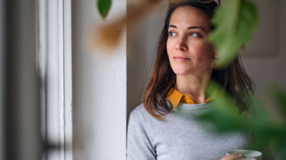 Kvinde_foran_gr_vg_text-image-50_50_576x324