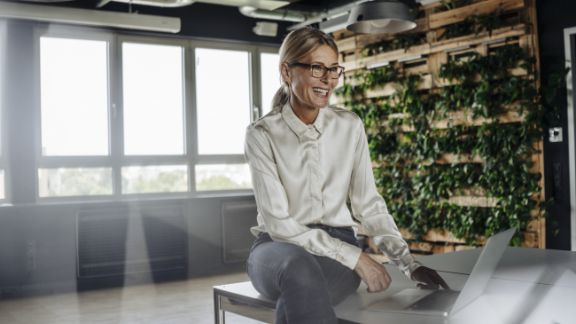 Kvinde_griner_computer_text-image-50_50_576x324