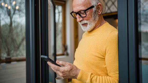 ldre_mand_holder_telefon_text-image-50_50_576x324