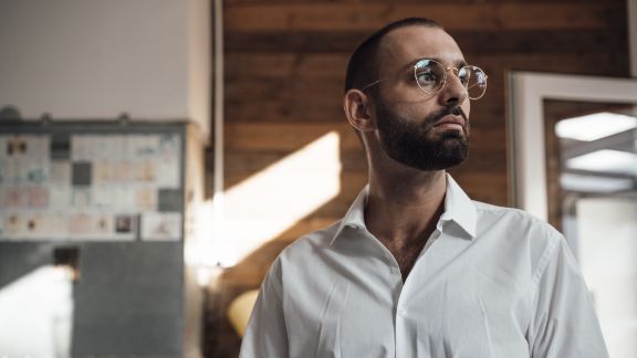 Mand_med_briller_telefon_text-image-50_50_576x324