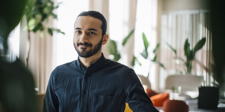 Ung_mand_planter_i_baggrunden_content-header_768x384